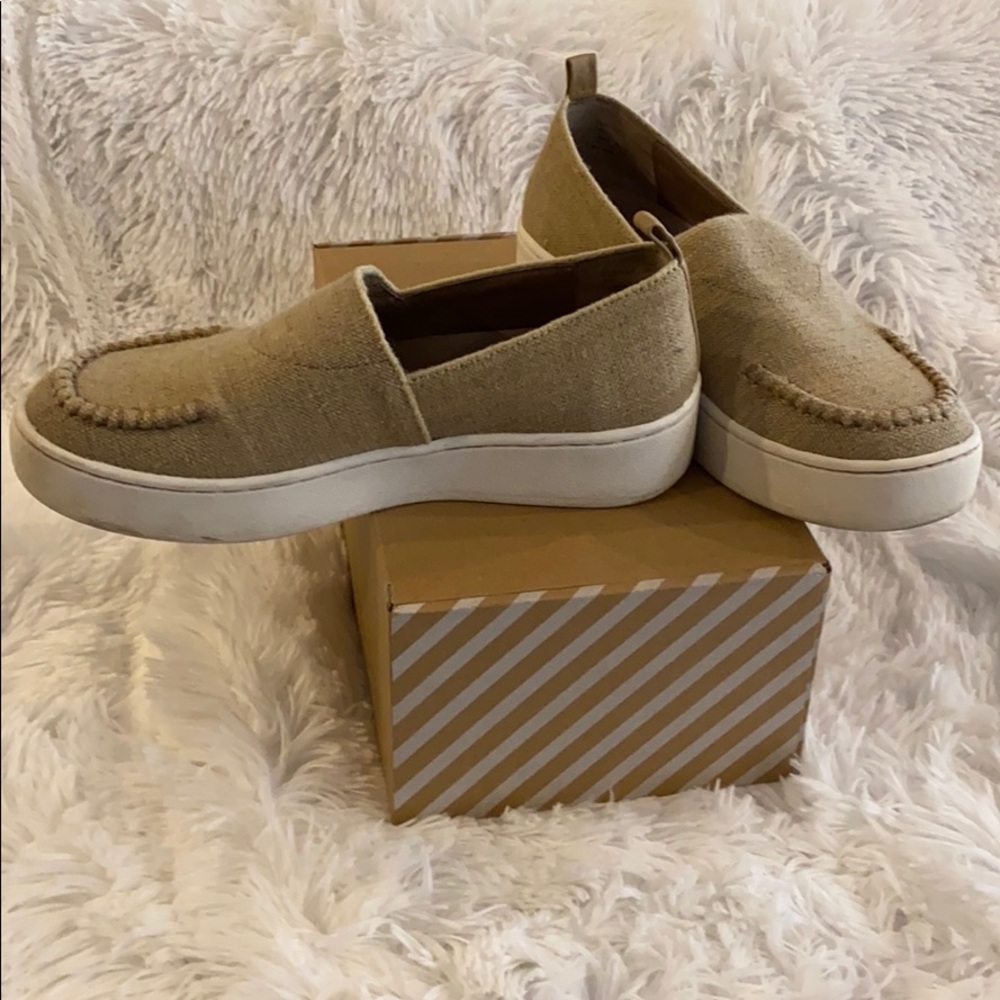 Donald /Pliner platform sneaker
